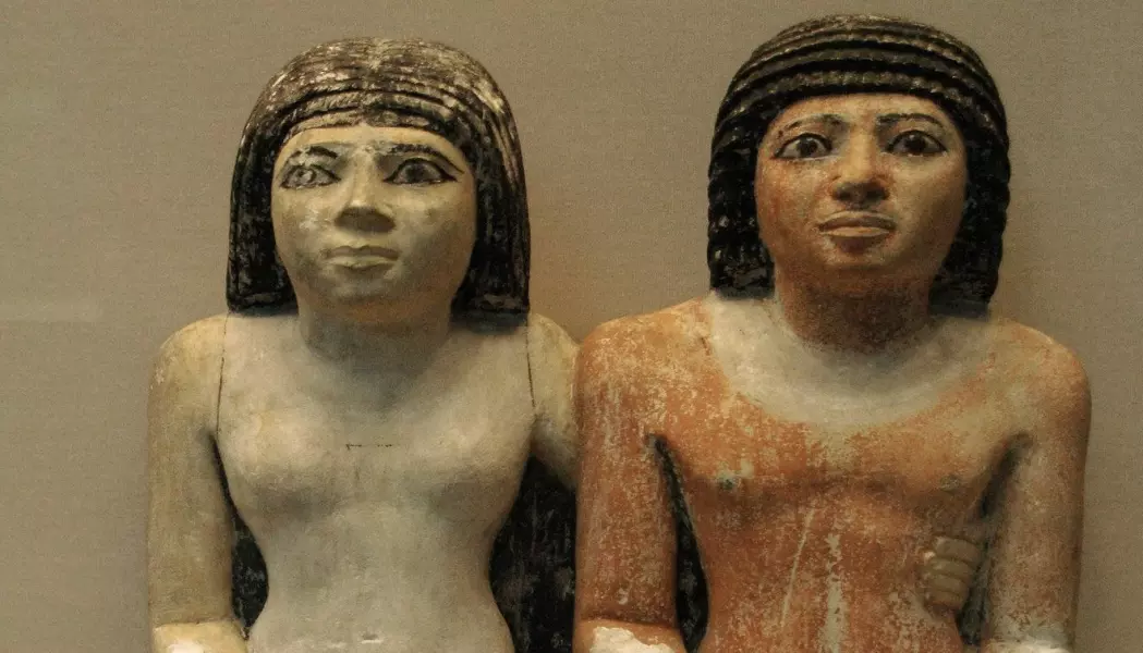 Kongelige kvinner i Det gamle riket i Egypt var med på å bestemme politiske beslutninger, bygge allianser og utvide eller forsvare territorium. Her ser du en statue av den kongelige Kaitep (til høyre) og hans kone Hetepheres. (Foto: Prisma, NTB scanpix)