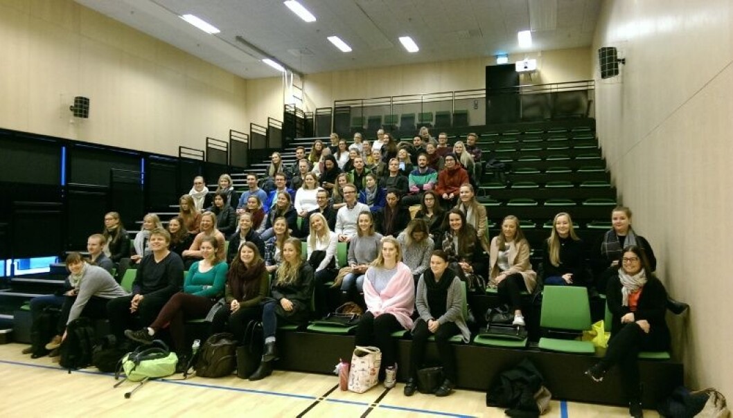 Jusstudentene på 4. avdeling ved UiT på politihuset i Tromsø. Her fikk de en innføring i politietterforskning av kriminalsaker. (Foto: Anett Fause) Jusstudentene på 4. avdeling ved UiT på politihuset i Tromsø. Her fikk de en innføring i politietterforskning av kriminalsaker. (Foto: Anett Fause)