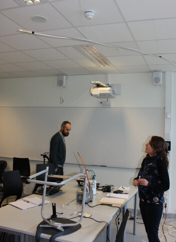 Matthias og Susana inne i rommet: Matthias Vogt og Susana Lopez-Aparicio tar aldehydprøver inne i klasserommet etter at studentene har gått til pause. (Foto: NILU) Matthias og Susana inne i rommet: Matthias Vogt og Susana Lopez-Aparicio tar aldehydprøver inne i klasserommet etter at studentene har gått til pause. (Foto: NILU)