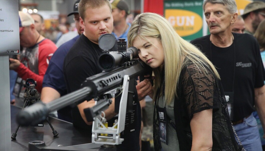 Besøkende vurderer våpen på det årlige møtet til våpenorganisasjonen National Rifle Association i mai i år. Beregninger tyder på at 70 millioner våpen skiftet hender i USA i løpet av de siste fem årene. (Foto: Scott Olson, AFP/NTB scanpix) Besøkende vurderer våpen på det årlige møtet til våpenorganisasjonen National Rifle Association i mai i år. Beregninger tyder på at 70 millioner våpen skiftet hender i USA i løpet av de siste fem årene. (Foto: Scott Olson, AFP/NTB scanpix)