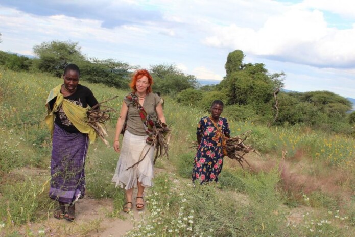 Thea Skaanes og to hadza-kvinner. Gjennom ritualer ble hun initiert i hadza-kulturen og oppdaget at hadzane er religiøse. (Foto: Thea Skaanes) Thea Skaanes og to hadza-kvinner. Gjennom ritualer ble hun initiert i hadza-kulturen og oppdaget at hadzane er religiøse. (Foto: Thea Skaanes)