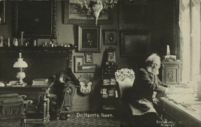 Henrik Ibsen bodde i utlandet i 27 år. Det meste av tiden bodde han i Tyskland. Han førte sirlige regnskapsbøker over sine inntekter, noe som gjør at forskerne vet hvor mye Ibsen fikk betalt og hvor store alle opplagene var. (Foto: Hulda Szacinski/Nasjonalebiblioteket)