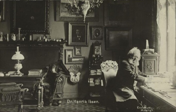 Henrik Ibsen bodde i utlandet i 27 år. Det meste av tiden bodde han i Tyskland. Han førte sirlige regnskapsbøker over sine inntekter, noe som gjør at forskerne vet hvor mye Ibsen fikk betalt og hvor store alle opplagene var. (Foto: Hulda Szacinski/Nasjonalebiblioteket) Henrik Ibsen bodde i utlandet i 27 år. Det meste av tiden bodde han i Tyskland. Han førte sirlige regnskapsbøker over sine inntekter, noe som gjør at forskerne vet hvor mye Ibsen fikk betalt og hvor store alle opplagene var. (Foto: Hulda Szacinski/Nasjonalebiblioteket)