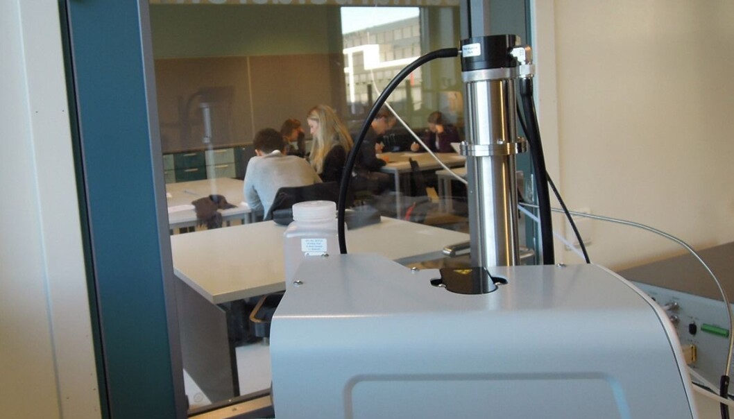 Fra grupperommet der luftforskerne har alle instrumentene sine, kan de se inn på de frivillige studentene som deltar i BEST VENT-prosjektet. Mens studentene jobber, måles blant annet partiklene i lufta ved hjelp av et spektrometer. ( Foto: NILU) Fra grupperommet der luftforskerne har alle instrumentene sine, kan de se inn på de frivillige studentene som deltar i BEST VENT-prosjektet. Mens studentene jobber, måles blant annet partiklene i lufta ved hjelp av et spektrometer. ( Foto: NILU)
