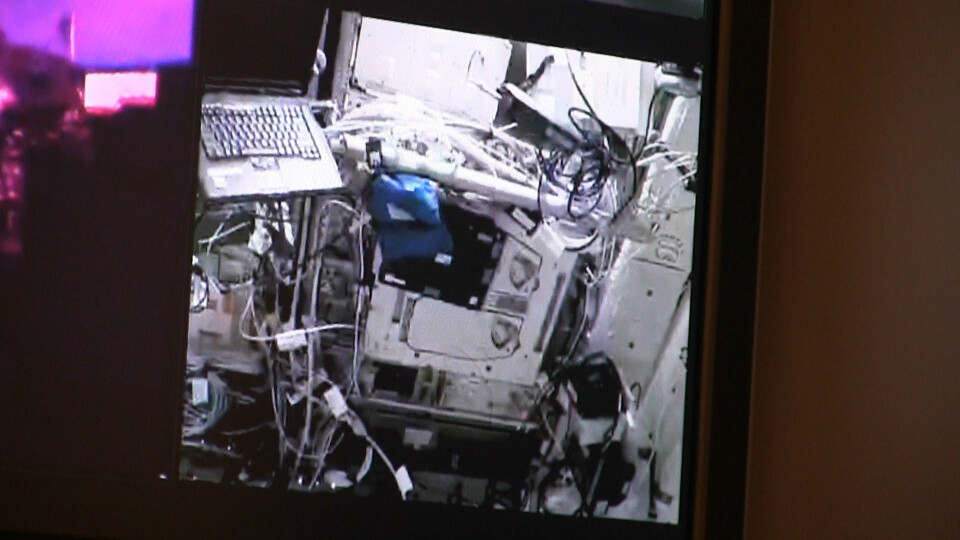 Sånn ser modulen ut oppe på Den internasjonale romstasjonen. Bildet er litt dårlig siden dette er en direkteoverføring fra romstasjonen. Datamaskinen til venstre skulle brukes for å åpne dørene du kan se midt i bildet. (Foto: NASA/Lasse Biørnstad/forskning.no)