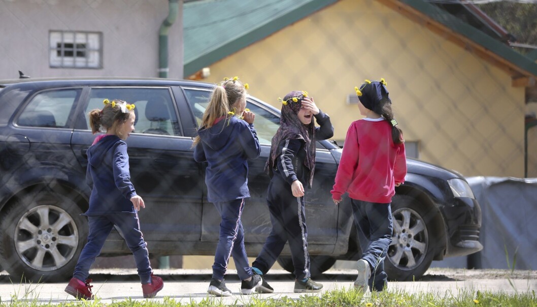 En gruppe barn i Kosovo som er blitt hentet hjem fra tidligere IS-kontrollerte områder i Syria. Myndighetene i Kosovo hentet hjem 110 statsborgere i påsken. De bor i en egen leir som tidligere er brukt til flyktninger. (Foto: AP, NTB scanpix) En gruppe barn i Kosovo som er blitt hentet hjem fra tidligere IS-kontrollerte områder i Syria. Myndighetene i Kosovo hentet hjem 110 statsborgere i påsken. De bor i en egen leir som tidligere er brukt til flyktninger. (Foto: AP, NTB scanpix)