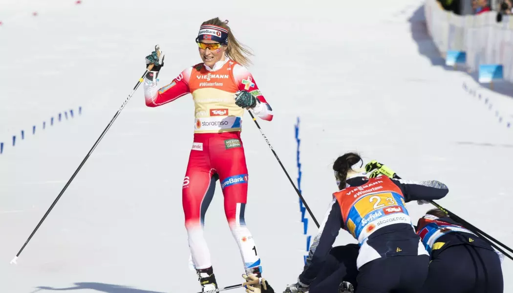 Therese Johaug tar Norge inn til sølv under kvinnestafetten under VM på ski i Seefeld i februar. Sverige vinner. (Foto: Terje Pedersen / NTB scanpix)