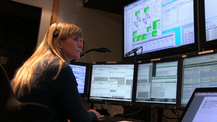 Mona Schiefloe sitter bak konsollen i kontrollrommet på CIRIS i Trondheim. (Foto: Lasse Biørnstad/forskning.no) Mona Schiefloe sitter bak konsollen i kontrollrommet på CIRIS i Trondheim. (Foto: Lasse Biørnstad/forskning.no)