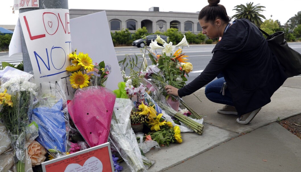 En kvinne ble drept og tre andre ble såret, blant dem rabbineren, i et angrep mot en synagoge i Poway i California 27. april. EN ny rapport viser økning i antallet voldelige angrep mot jøder i verden. (Foto: AP, NTB scanpix) En kvinne ble drept og tre andre ble såret, blant dem rabbineren, i et angrep mot en synagoge i Poway i California 27. april. EN ny rapport viser økning i antallet voldelige angrep mot jøder i verden. (Foto: AP, NTB scanpix)