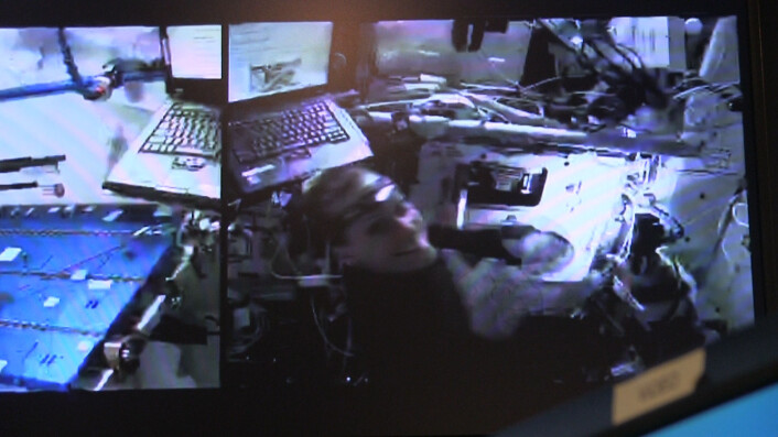 Her får Kathleen Rubins opp døren. Både hun og alle andre i kontrollrommet blir svært fornøyde med det. (Foto: NASA/Lasse Biørnstad/forskning.no) Her får Kathleen Rubins opp døren. Både hun og alle andre i kontrollrommet blir svært fornøyde med det. (Foto: NASA/Lasse Biørnstad/forskning.no)