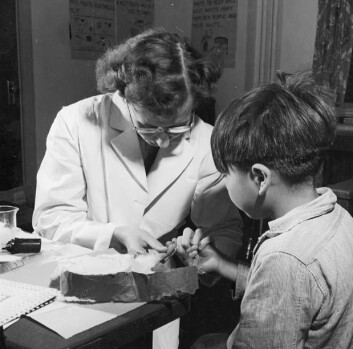 En elev ved Alberni School i British Columbia blir undersøkt som del av ernæringsstudiene. (Foto: National Film Board of Canada) En elev ved Alberni School i British Columbia blir undersøkt som del av ernæringsstudiene. (Foto: National Film Board of Canada)