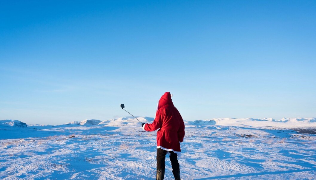 Fotokunst: E-boka «Selvbilde» inneholder 22 fotografier tatt av Kristoffer Eliassen. Eliassens utforsker forholdet mellom mennesker og teknologi, og smarttelefonen som en forlengelse av vår egen kropp. (Foto: Kristoffer Eliassen) Fotokunst: E-boka «Selvbilde» inneholder 22 fotografier tatt av Kristoffer Eliassen. Eliassens utforsker forholdet mellom mennesker og teknologi, og smarttelefonen som en forlengelse av vår egen kropp. (Foto: Kristoffer Eliassen)