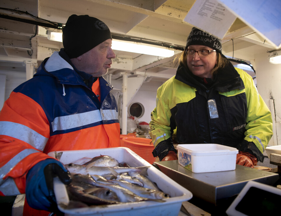 Havforsker Kjell Nedreaas og fiskeribiolog Trude Hauge Thangstad sorterer fisk fra et av tråltrekkene. (Foto: Gunnar Sætra / Havforskningsinstituttet)