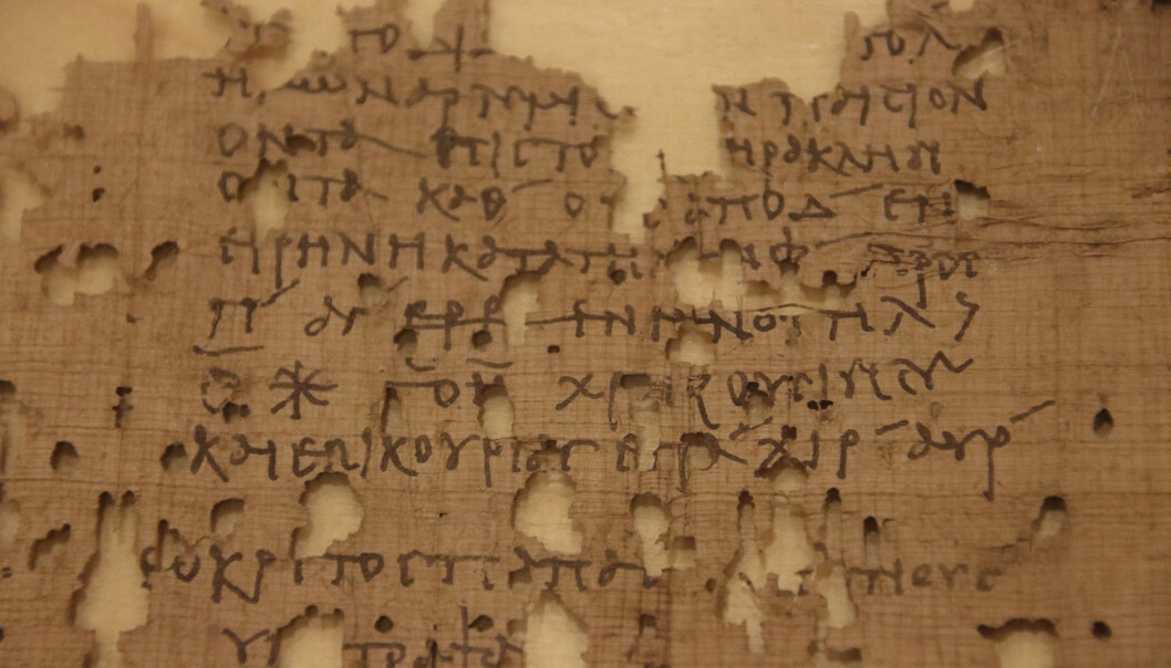 Utdrag fra anbefalingsbrevet, som ble båret av to menn i Egypt for nesten 2000 år siden. (Bilde: Lasse Biørnstad/forskning.no) Utdrag fra anbefalingsbrevet, som ble båret av to menn i Egypt for nesten 2000 år siden. (Bilde: Lasse Biørnstad/forskning.no)