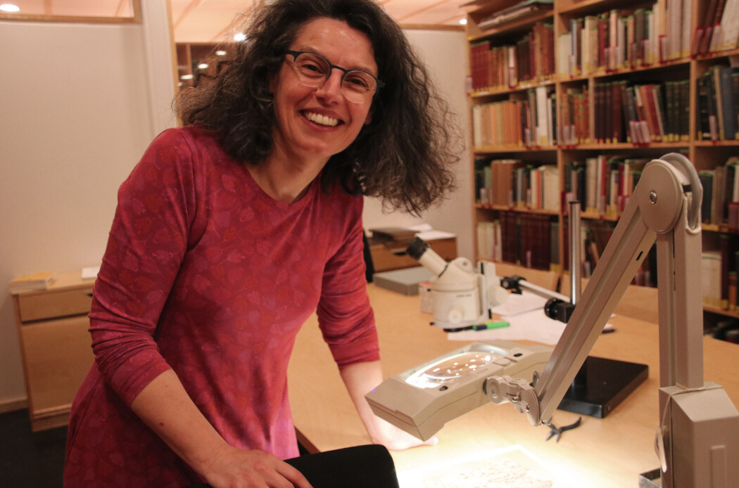 Anastasia Maravela med det omtalte anbefalingsbrevet i det spesiallagde rommet på biblioteket ved UiO. (foto: Lasse Biørnstad/forskning.no) Anastasia Maravela med det omtalte anbefalingsbrevet i det spesiallagde rommet på biblioteket ved UiO. (foto: Lasse Biørnstad/forskning.no)