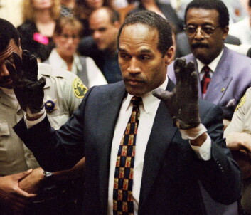 O.J. Simpson med hansken – et av de sentrale bevisene i saken. Politiets behandling og oppbevaring av bevis fikk stor betydning i rettsaken. (Foto: Reuters, Sam Mircovich, Files, NTB scanpix) O.J. Simpson med hansken – et av de sentrale bevisene i saken. Politiets behandling og oppbevaring av bevis fikk stor betydning i rettsaken. (Foto: Reuters, Sam Mircovich, Files, NTB scanpix)
