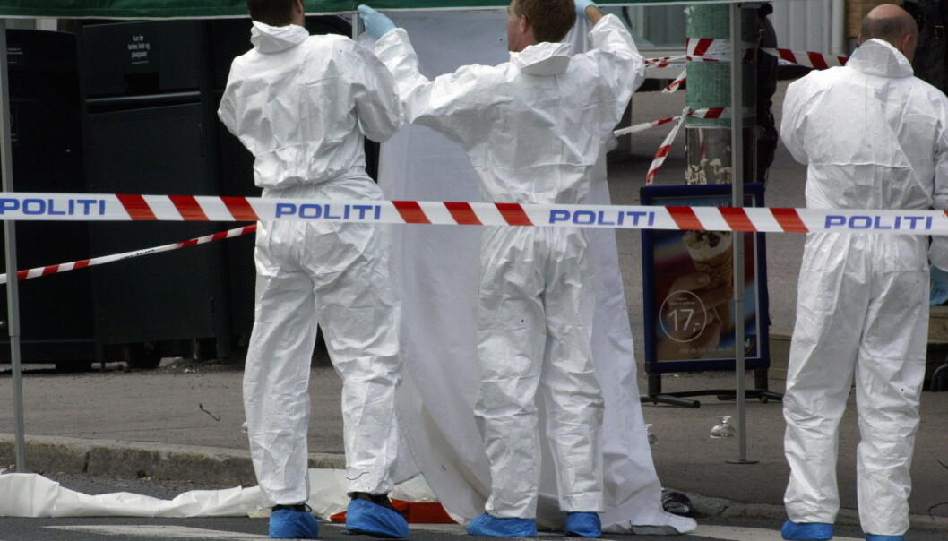 Selv om DNA-testingen er mer nøyaktig enn før, kan ikke politiet vite sikkert om det biologiske sporet havnet på åstedet mens forbrytelsen skjedde. Bildet viser politiets åstedsgranskere som sikrer åstedet etter et drap på Tonsenhagen i Oslo i 2003. (Foto: Morten Holm, NTB scanpix) Selv om DNA-testingen er mer nøyaktig enn før, kan ikke politiet vite sikkert om det biologiske sporet havnet på åstedet mens forbrytelsen skjedde. Bildet viser politiets åstedsgranskere som sikrer åstedet etter et drap på Tonsenhagen i Oslo i 2003. (Foto: Morten Holm, NTB scanpix)