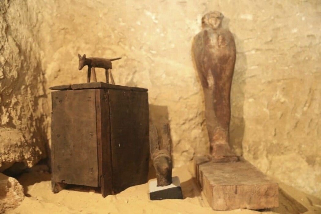 I gravkammeret fant arkeologene blant annet statuer av tre. (Foto: AP / NTB scanpix)