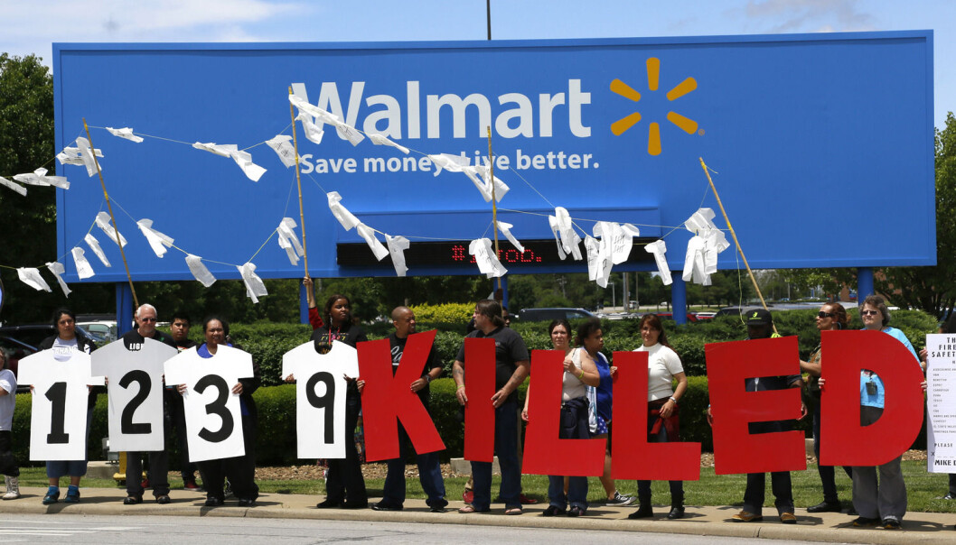 Da klesfabrikken Rana Plaza i Bangladesh kollapset i 2013, døde mer enn 1100 og over 2000 ble skadet. Flere internasjonale merker produserte klær i fabrikken, deriblant Walmart. Bildet ovenfor er tatt fra en demonstrasjon utenfor Walmarts hovedkvarter i Bentonville i Arkansas, 5. juni 2013. (Foto: Reuters / Rick Wilking) Da klesfabrikken Rana Plaza i Bangladesh kollapset i 2013, døde mer enn 1100 og over 2000 ble skadet. Flere internasjonale merker produserte klær i fabrikken, deriblant Walmart. Bildet ovenfor er tatt fra en demonstrasjon utenfor Walmarts hovedkvarter i Bentonville i Arkansas, 5. juni 2013. (Foto: Reuters / Rick Wilking)