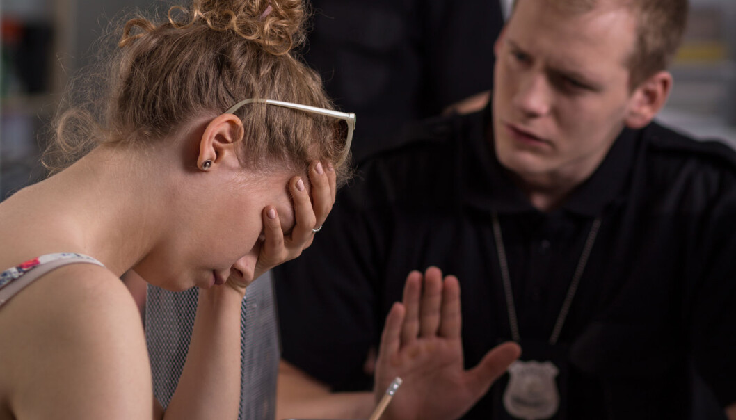 Hvordan skal offeret og avhørslederen snakke sammen for at de sammen skal skape en god og riktig forklaring som tåler den videre gangen i rettsapparatet? I en doktorgrad har forskere sett nærmere på dette. (Foto: Photographee.eu, Shutterstock, NTB scanpix) Hvordan skal offeret og avhørslederen snakke sammen for at de sammen skal skape en god og riktig forklaring som tåler den videre gangen i rettsapparatet? I en doktorgrad har forskere sett nærmere på dette. (Foto: Photographee.eu, Shutterstock, NTB scanpix)