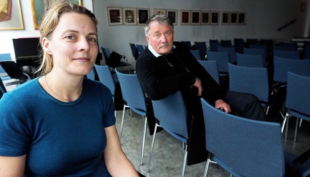 Guro Haugen Fossum ville gjerne bruka norsk som talemål under disputasen.Det medisinske fakultetet sa nei. – Eg tenkte at det ville vera unaturleg å føre ein diskusjon på engelsk når me alle ville forstå morsmåla til kvarandre, seier ho. Avdelingsleiar Jørund Straand gir henne full støtte. – Det er ikkje fornuftig at alt skal gå føre seg på engelsk. (Foto: Ola Sæther) Guro Haugen Fossum ville gjerne bruka norsk som talemål under disputasen.Det medisinske fakultetet sa nei. – Eg tenkte at det ville vera unaturleg å føre ein diskusjon på engelsk når me alle ville forstå morsmåla til kvarandre, seier ho. Avdelingsleiar Jørund Straand gir henne full støtte. – Det er ikkje fornuftig at alt skal gå føre seg på engelsk. (Foto: Ola Sæther)