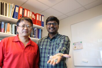 Professor Frank Li (t.v.) var veilederen til stipendiat Lakshmikant Guntupalli under arbeidet med å analysere mer effektive metoder for trådløs kommunikasjon og dataoverføring blant mikroprosessorer. (Foto: Atle Christiansen) Professor Frank Li (t.v.) var veilederen til stipendiat Lakshmikant Guntupalli under arbeidet med å analysere mer effektive metoder for trådløs kommunikasjon og dataoverføring blant mikroprosessorer. (Foto: Atle Christiansen)