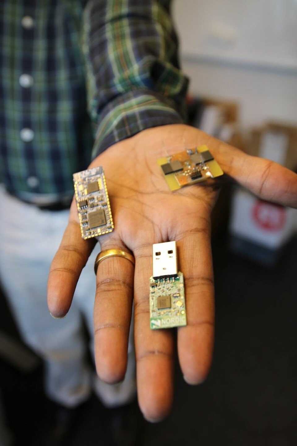 Det er flere mikroprosessorer på hver at disse tre sensornodene. (Foto: Atle Christiansen)