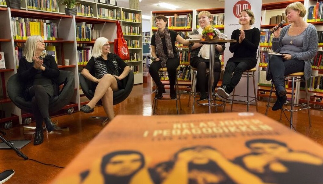 Gjennom ti artikler har (f.v) Jorun Buli-Holmberg, Ann Elise Rønbeck, Rigmor Mikkelsen, Mona Rist, Anne-Mette Bjøru og Mirjam H. Olsen skrevet om relasjoner i skolen. ( Foto: Stig Brøndbo) Gjennom ti artikler har (f.v) Jorun Buli-Holmberg, Ann Elise Rønbeck, Rigmor Mikkelsen, Mona Rist, Anne-Mette Bjøru og Mirjam H. Olsen skrevet om relasjoner i skolen. ( Foto: Stig Brøndbo)