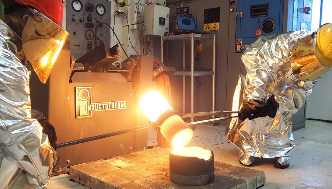 Forskere utforsker metallblandinger i en beholder som holder minst 1400 grader. (Foto: Per Henning, NTNU) Forskere utforsker metallblandinger i en beholder som holder minst 1400 grader. (Foto: Per Henning, NTNU)