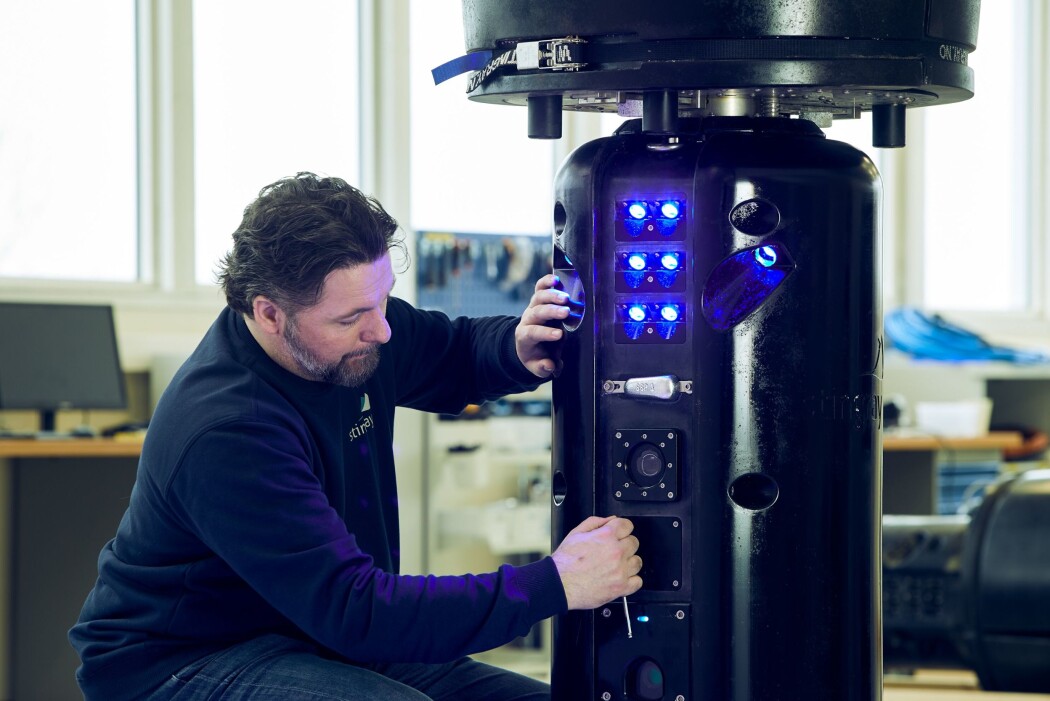Roboten er på størrelse med en boksesekk og senkes ned i merden hvor den dreper lus mens laksen svømmer uanfektet videre. (Foto: Heinz Troll) Roboten er på størrelse med en boksesekk og senkes ned i merden hvor den dreper lus mens laksen svømmer uanfektet videre. (Foto: Heinz Troll)
