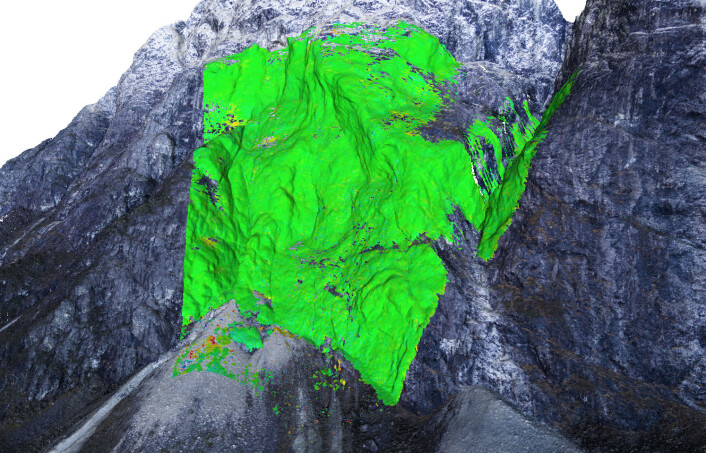 Den grå 3D-modellen er laget ut fra foto tatt fra drone. De fargede feltene viser radarmålinger av bevegelser i berget. Gult og rødt markerer steder der det er opp mot fire millimeter forflytninger (rødt) i løpet av ett år. (Foto: (Bilde: NGI, Creative Commons navngivelse)) Den grå 3D-modellen er laget ut fra foto tatt fra drone. De fargede feltene viser radarmålinger av bevegelser i berget. Gult og rødt markerer steder der det er opp mot fire millimeter forflytninger (rødt) i løpet av ett år. (Foto: (Bilde: NGI, Creative Commons navngivelse))
