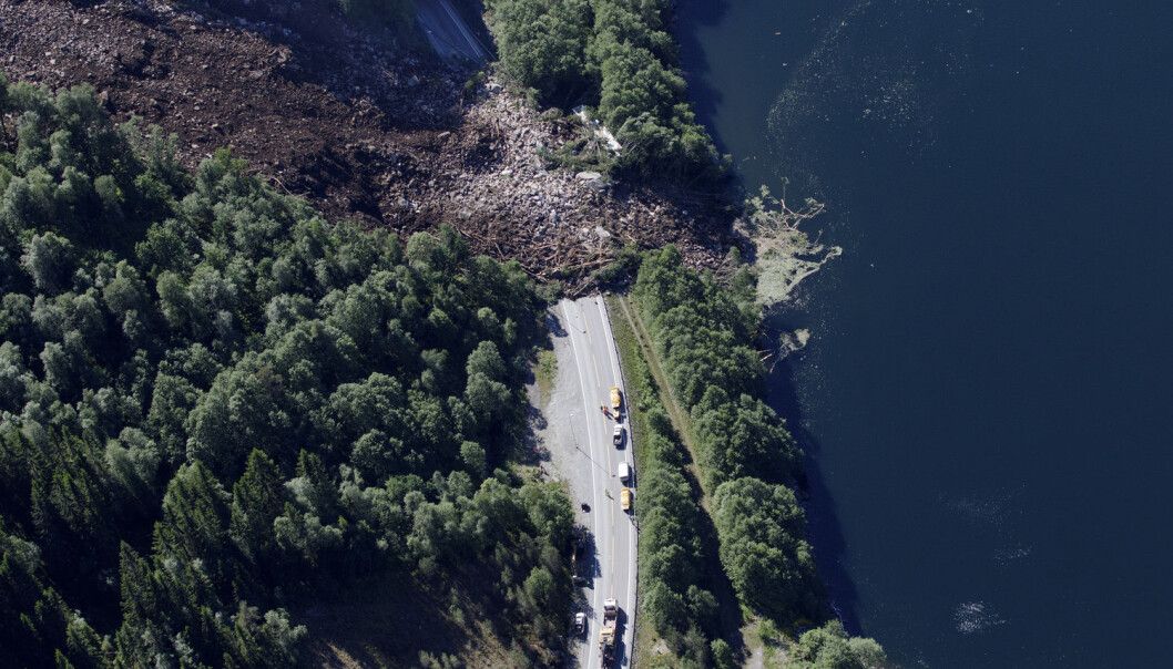 Den 8. juni 2016 gikk raset over E16 ved Hyvingstunnelen i Voss. En trailer fra Aso Vest ble truffet av steinmassene, og sjåføren ble lettere skadet. Seks områder langs E16 overvåkes nå med radar, men verken dette raset eller to seinere ras langs samme vei gikk på de overvåkede stedene. (Foto: Paul Sigve Amundsen, NTB scanpix) Den 8. juni 2016 gikk raset over E16 ved Hyvingstunnelen i Voss. En trailer fra Aso Vest ble truffet av steinmassene, og sjåføren ble lettere skadet. Seks områder langs E16 overvåkes nå med radar, men verken dette raset eller to seinere ras langs samme vei gikk på de overvåkede stedene. (Foto: Paul Sigve Amundsen, NTB scanpix)