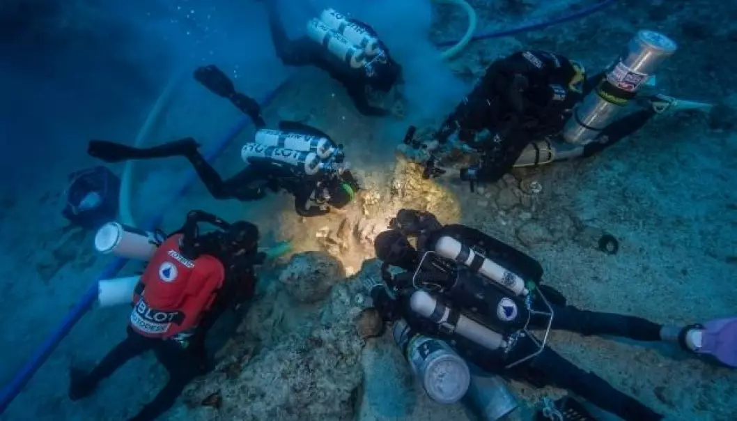 Dykkere undersøker skjelettet som ble funnet på skipsvraket ved den greske øya Antikythera. (Foto: Brett Seymour, EUA/WHOI/ARGO)