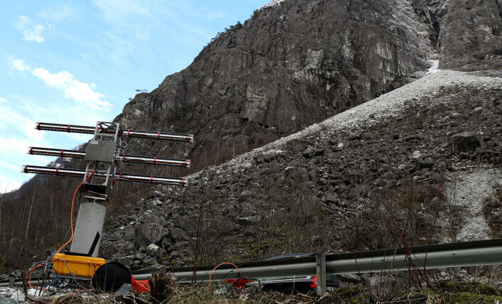 Radaren til Norges Geotekniske Institutt sveiper over en rasfarlig fjellside ved E16. Den kan oppdage bevegelser i fjellet ned mot en millimeter. (Foto: Norges Geotekniske Institutt, NGI) Radaren til Norges Geotekniske Institutt sveiper over en rasfarlig fjellside ved E16. Den kan oppdage bevegelser i fjellet ned mot en millimeter. (Foto: Norges Geotekniske Institutt, NGI)