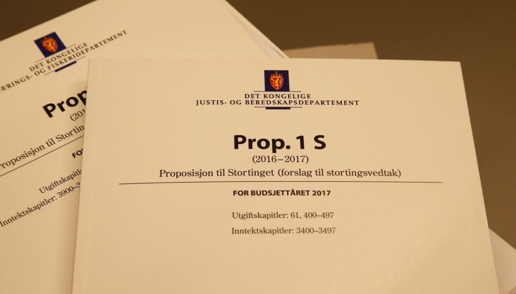 Regjeringens forslag til statsbudjett er på 243 sider. I tillegg kommer nasjonalbudsjettet på 187 sider og et dokument med oversikt over alle skatter og avgifter som er på 354 sider. (Foto: Heiko Junge, NTB scanpix) Regjeringens forslag til statsbudjett er på 243 sider. I tillegg kommer nasjonalbudsjettet på 187 sider og et dokument med oversikt over alle skatter og avgifter som er på 354 sider. (Foto: Heiko Junge, NTB scanpix)