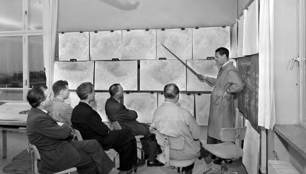 Meteorologisk institutt vart grunnlagd i 1866. Frå 1949 blei det halde kartkollokviar to gongar i veka. Ein gjekk særleg gjennom langtidsvarsla og evaluerte korleis varsla hadde stemt med det faktiske vêret. (Foto: Leif Ørnelund. Bildet tilhøyrer Oslo Museum, Byhistorisksamling/CC BY-SA 3.0 NO) Meteorologisk institutt vart grunnlagd i 1866. Frå 1949 blei det halde kartkollokviar to gongar i veka. Ein gjekk særleg gjennom langtidsvarsla og evaluerte korleis varsla hadde stemt med det faktiske vêret. (Foto: Leif Ørnelund. Bildet tilhøyrer Oslo Museum, Byhistorisksamling/CC BY-SA 3.0 NO)
