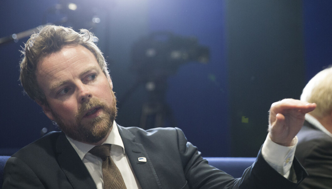 Kunnskapsminister Torbjørn Røe Isaksen holder igjen 300 millioner kroner som Forskningsrådet skulle ha delt ut til innkjøp av forskningsutstyr. - Det er ikke bra at Forskningsrådet ikke bruker de alle pengene som Stortinget har bevilget, sier han. (Foto: Berit Roald, NTB scanpix) Kunnskapsminister Torbjørn Røe Isaksen holder igjen 300 millioner kroner som Forskningsrådet skulle ha delt ut til innkjøp av forskningsutstyr. - Det er ikke bra at Forskningsrådet ikke bruker de alle pengene som Stortinget har bevilget, sier han. (Foto: Berit Roald, NTB scanpix)