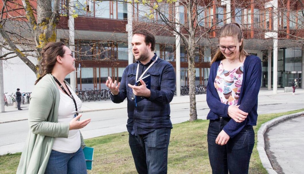 Doktorgradsstudentene Sigrid Rønneberg, David Collins og Merete Falch Erichsen er enige om at veilederen er viktig for hvor bra det går med doktorgradsoppgaven. (Foto: Mari Rian Hanger) Doktorgradsstudentene Sigrid Rønneberg, David Collins og Merete Falch Erichsen er enige om at veilederen er viktig for hvor bra det går med doktorgradsoppgaven. (Foto: Mari Rian Hanger)