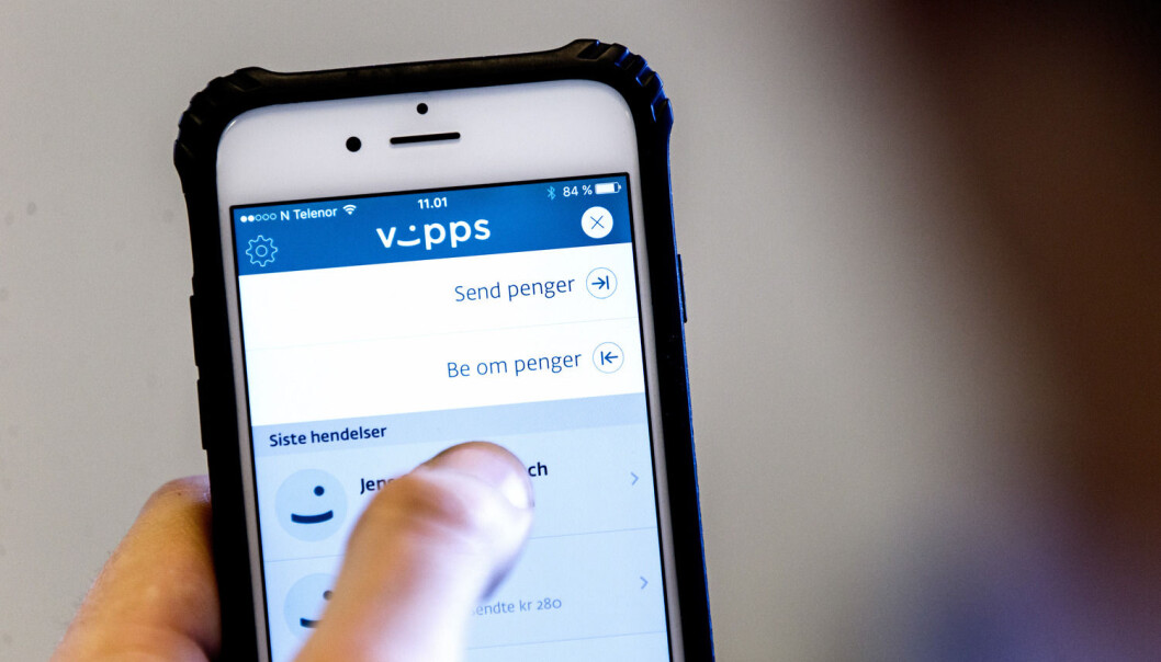 Seks av ti spurte har nå lastet ned en eller flere betalings-apper på sin smarttelefon. Klart flest av dem har lastet ned Vipps fra DNB, med 45 prosent. MobilePay og mCash ser ut til å ha tapt i konkurransen. De fleste bruker slike apper til å betale smågjeld til venner, viser SIFOs undersøkelse. (Foto: Gorm Kallestad/NTB Scanpix) Seks av ti spurte har nå lastet ned en eller flere betalings-apper på sin smarttelefon. Klart flest av dem har lastet ned Vipps fra DNB, med 45 prosent. MobilePay og mCash ser ut til å ha tapt i konkurransen. De fleste bruker slike apper til å betale smågjeld til venner, viser SIFOs undersøkelse. (Foto: Gorm Kallestad/NTB Scanpix)