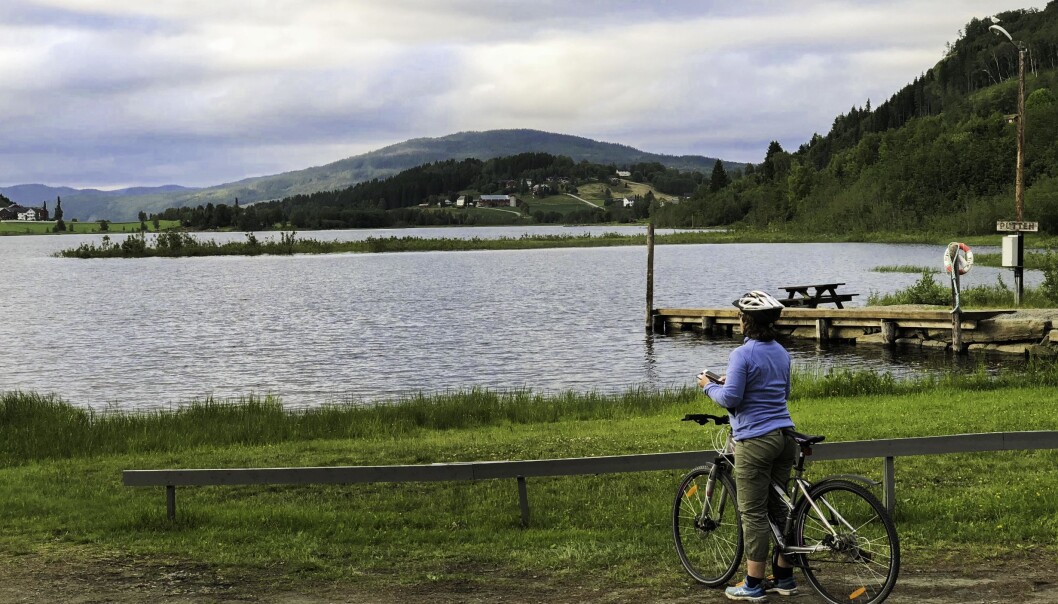 Selv om elver er regulert så har folk et forhold til disse. De sykler, fisker og bader – eller bare kikker på elva, som her på dette bildet av den regulerte elva Nea i Trøndelag. (Foto: Berit Köhler) Selv om elver er regulert så har folk et forhold til disse. De sykler, fisker og bader – eller bare kikker på elva, som her på dette bildet av den regulerte elva Nea i Trøndelag. (Foto: Berit Köhler)
