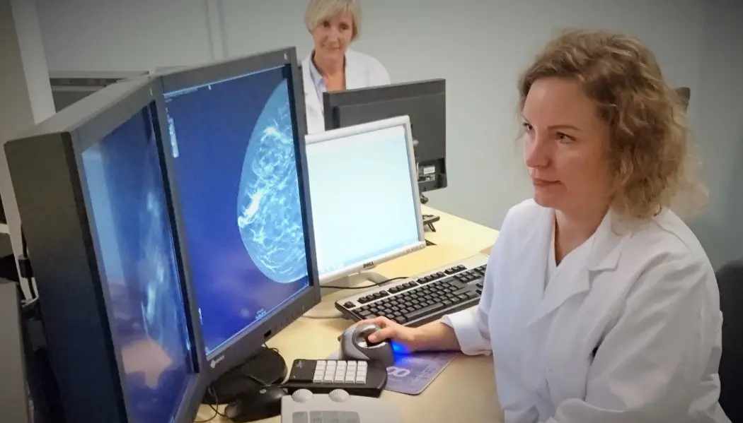 Bildet viser radiologene Hildegunn Aase (bak) og Cecilia Sandvik ved Haukeland universitetssykehus i Bergen som tyder bilder fra 3D-mammografi. (Foto: Haukeland universitetssykehus). Bildet viser radiologene Hildegunn Aase (bak) og Cecilia Sandvik ved Haukeland universitetssykehus i Bergen som tyder bilder fra 3D-mammografi. (Foto: Haukeland universitetssykehus).