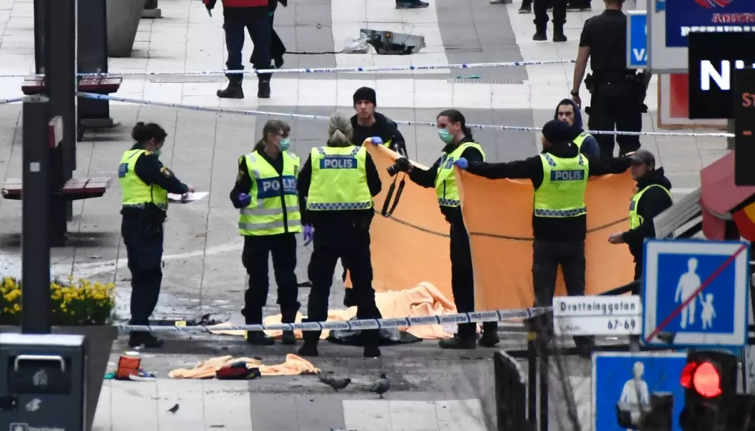 I finværet litt for klokka 15.00 en fredag ettermiddag kjører terroristen en lastebil inn i gågata Drottninggatan i Stockholm sentrum. Fem mennesker blir drept. Det kunne ha gått mye verre. (Foto: Jonathan Nackstrand/AFP/Scanpix)