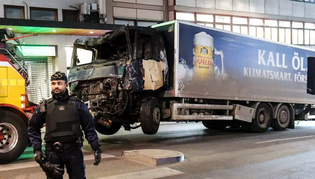 Lastebilen som terroristen kapret begynte å brenne da han ikke klarte å utløse en selvmordsbombe. (Foto: Maja Suslin/Sweden Out/NTB scanpix)