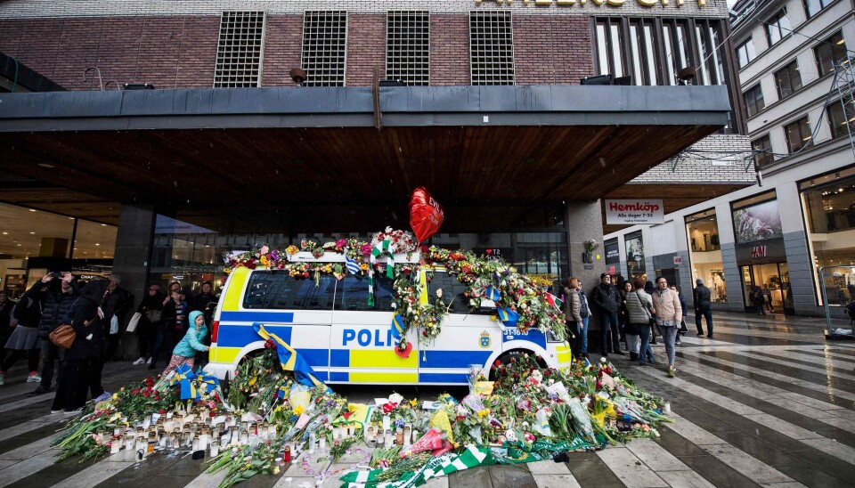 Politiet plasserte flere kjøretøyer i området for terrorangrepet. Disse ble raskt dekket av et blomsterhav. For ikke å såre de sørgendes følelser, måtte politiet la disse kjøretøyene bli stående. Men slik ble det flere biler som ikke kunne brukes av politiet like etter terroren. Også en lærdom etter terrorangrepet. (Foto: Jonathan Nackstrand/AFP/Scanpix)