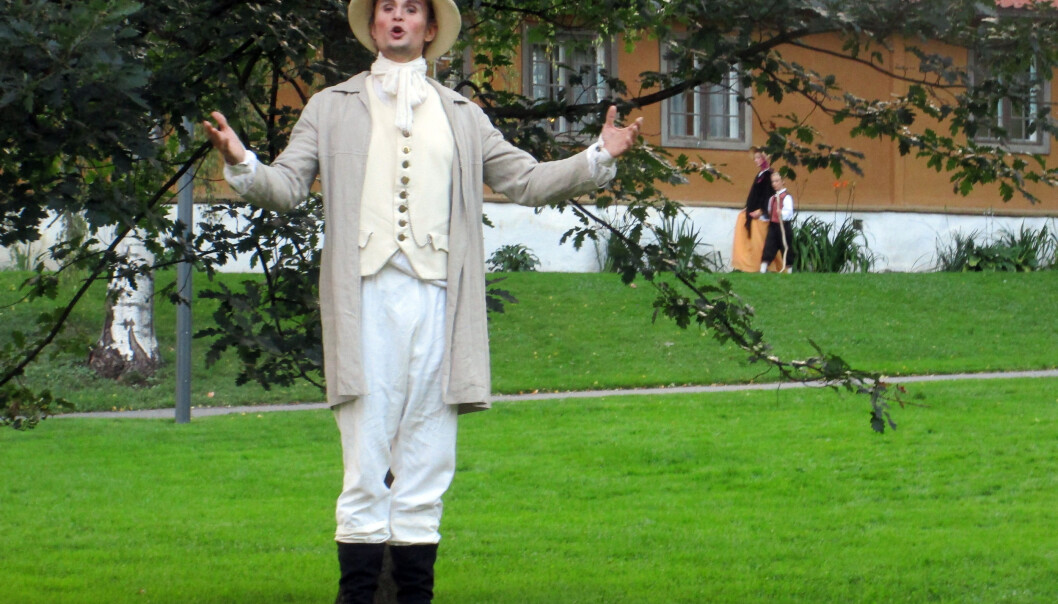 Skuespiller Anders Rummelhoff i hovedrollen som Christen Smith under vandreteateret «Ekspedisjon 60° N» i Botanisk Hage i august 2016. (Foto: Gunn Kristin Tjoflot, UiO) Skuespiller Anders Rummelhoff i hovedrollen som Christen Smith under vandreteateret «Ekspedisjon 60° N» i Botanisk Hage i august 2016. (Foto: Gunn Kristin Tjoflot, UiO)
