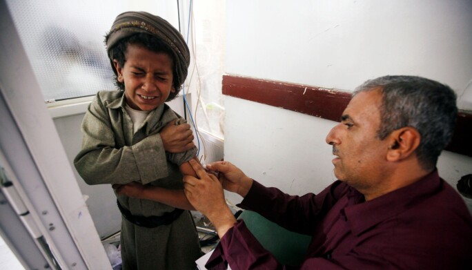 En liten gutt får behandling ved en rabiesklinikk i Yemen. Bildet ble tatt i 2. mars i år. (Foto: REUTERS/Mohamed al-Sayaghi / NTB scanpix) En liten gutt får behandling ved en rabiesklinikk i Yemen. Bildet ble tatt i 2. mars i år. (Foto: REUTERS/Mohamed al-Sayaghi / NTB scanpix)