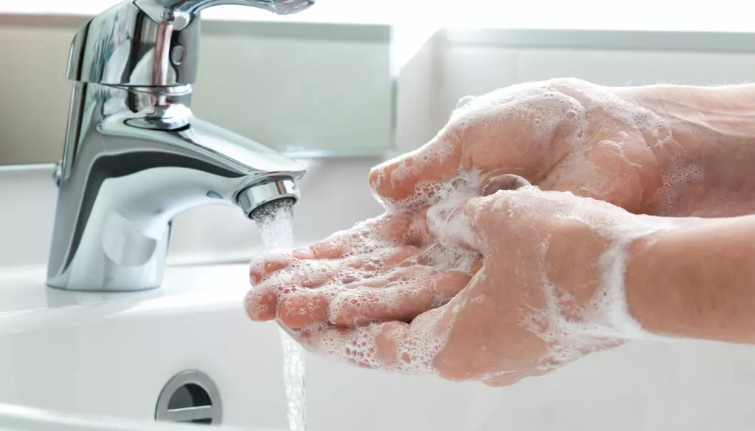 Er det best å vaske hendene i kaldt eller varmt vann?
