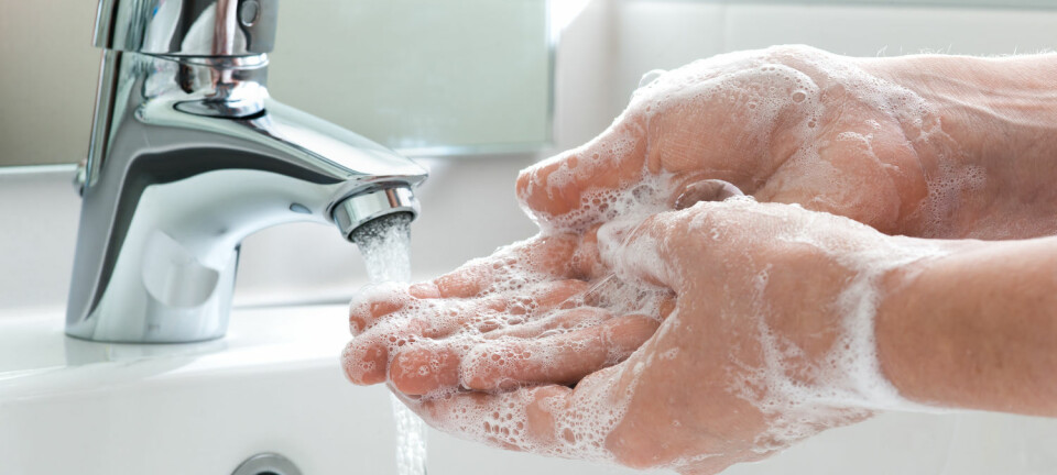 Vasker du hendene i kaldt eller varmt vann? Og har du noensinne undret deg over hva som virker best mot bakterier? (Illustrasjonsfoto: Alexander Raths / Shutterstock / NTB scanpix)
