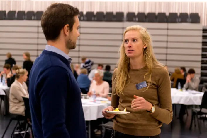 I pausene fortsatte mange å snakke om temaene i diskusjonene. Her snakker deltaker Knut Høybråten med FFI-forsker Marte Melnes. (Foto: FFI) I pausene fortsatte mange å snakke om temaene i diskusjonene. Her snakker deltaker Knut Høybråten med FFI-forsker Marte Melnes. (Foto: FFI)