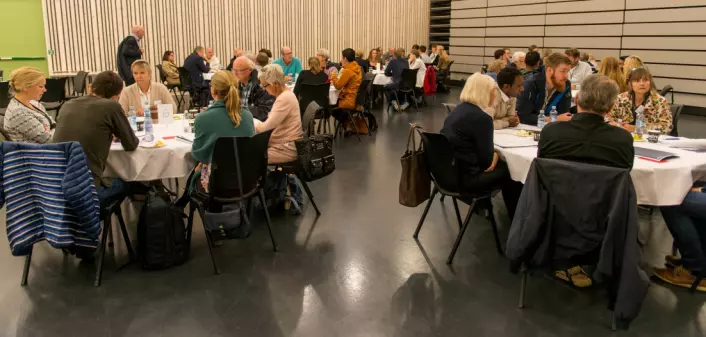 Folkemøtet om pandemier og epidemier ble holdt i en sal på Krigsskolen på Linderud i Oslo. (Foto: FFI)